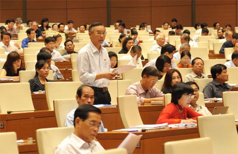 ĐBQH Phùng Đức Tiến (Hà Nam) phát biểu tại Hội trường Ảnh: Quang Khánh