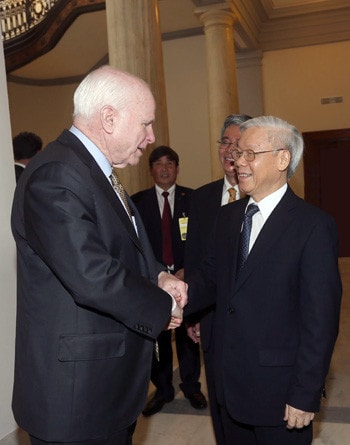 Tổng bí thư Nguyễn Phú Trọng và Thượng nghị sĩ Hoa Kỳ John McCain Ảnh: Trí Dũng