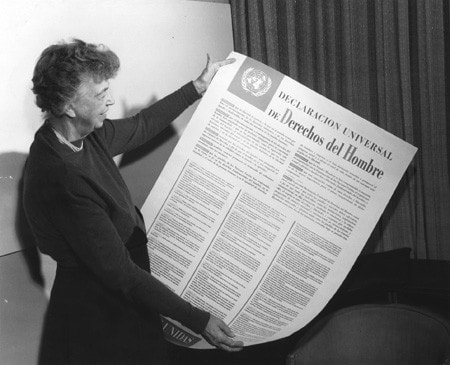 Phu nhân Tổng thống Mỹ Eleanor Roosevelt cầm trên tay bản Tuyên ngôn Quốc tế về nhân quyền phiên bản tiếng Tây Ban Nha