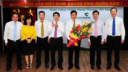 Ông Nghiêm Xuân Thành - Bí thư Đảng ủy - Chủ tịch HĐQT Vietcombank (bên trái) trao Quyết định bổ nhiệm cho ông Nguyễn Trung Hà