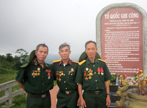 Ông Bùi Xuân Cốc (bìa trái) cùng đồng đội thăm chiến trường xưa