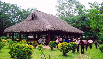 Khách tham quan Khu di tích lịch sử Tân Trào, Tuyên Quang Nguồn: vietnamtourism.com