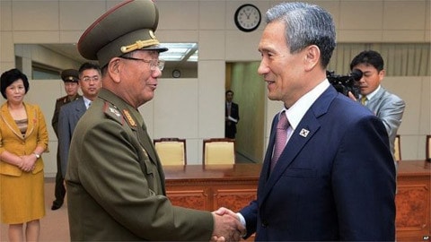 Trưởng đoàn đàm phán Triều Tiên và Hàn Quốc bắt tay sau khi đạt được thỏa thuận Nguồn: BBC
