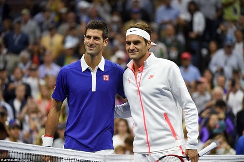 Trận chung kết US Open 2015 diễn ra trên sân Flushing Meadows đã bị trì hoãn it giờ khi cơn mưa nặng hạt đổ xuống New York Trọng tài căn dặn hai tay vợt trước khi bước vào thi đấu Novak vợ của Jelena Djokovic vui mừng khi được xem hai tay vợt hàng đầu thế giới thi đấu Cựu ngôi sao của Manchester United David Beckham (phải) và Tổng biên tập của tạp chí American Vogue Anna Wintour cũng tới theo dõi hai tay vợt số 1 và 2 thế giới ở thời điểm hiện tại. Ngoài ra còn có nhiều gương mặt nổi tiếng như Bradley Cooper, Damian Lewis... cũng đã có mặt để theo dõi trận chung US Open 2015. Federer cho thấy sự bất ổn với những pha giao bóng thiếu ổn định Sau những sai lầm của đối thủ và mặc dù xây xát ở tay, Djokovic vẫn lấy lại được tinh thần và giao bóng tốt ở 2 tình huống liên tiếp để tiếp tục tạo khoảng cách với Federer... ...để rồi giành chiến thắng với những pha cứu thua tuyệt vời sau một loạt đôi công kịch tính ở game quyết định Djokovic đăng quang danh hiệu US Open 2015. Đây là danh hiệu Grand Slam thứ 3 trong năm nay của Nole.