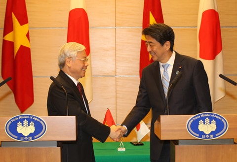 Tổng Bí thư Nguyễn Phú Trọng và Thủ tướng Nhật Bản Shinzo Abe sau khi kết thúc họp báo chung Ảnh: Trí Dũng