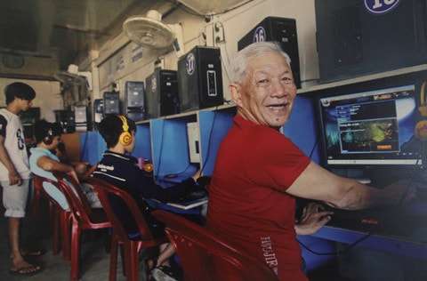 Trước ông làm kỹ thuật trong không quân Nếu quay lại hồi trẻ, tôi muốn là sinh viên Nếu trẻ như cháu, tôi sẽ đi học Hai ông cháu đổi áo cho nhau Hai bà cháu cùng chụp ảnh selfie Nếu còn trẻ, tôi sẽ có sức khỏe đi thăm con Tôi sẽ lên bờ để đỡ cực nếu tôi trẻ lại Tôi vẫn đi bộ đội, nếu được trẻ lại Cháu được bà truyền dạy quan họ Sống vui vẻ cùng con cháu Một góc triển lãm