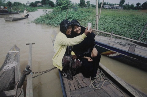 Trước ông làm kỹ thuật trong không quân Nếu quay lại hồi trẻ, tôi muốn là sinh viên Nếu trẻ như cháu, tôi sẽ đi học Hai ông cháu đổi áo cho nhau Hai bà cháu cùng chụp ảnh selfie Nếu còn trẻ, tôi sẽ có sức khỏe đi thăm con Tôi sẽ lên bờ để đỡ cực nếu tôi trẻ lại Tôi vẫn đi bộ đội, nếu được trẻ lại Cháu được bà truyền dạy quan họ Sống vui vẻ cùng con cháu Một góc triển lãm