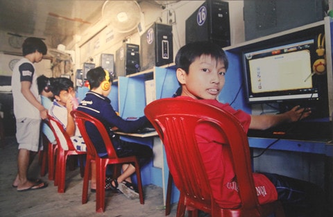 Trước ông làm kỹ thuật trong không quân Nếu quay lại hồi trẻ, tôi muốn là sinh viên Nếu trẻ như cháu, tôi sẽ đi học Hai ông cháu đổi áo cho nhau Hai bà cháu cùng chụp ảnh selfie Nếu còn trẻ, tôi sẽ có sức khỏe đi thăm con Tôi sẽ lên bờ để đỡ cực nếu tôi trẻ lại Tôi vẫn đi bộ đội, nếu được trẻ lại Cháu được bà truyền dạy quan họ Sống vui vẻ cùng con cháu Một góc triển lãm