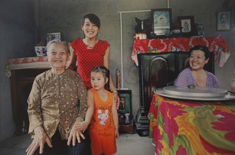 Trước ông làm kỹ thuật trong không quân Nếu quay lại hồi trẻ, tôi muốn là sinh viên Nếu trẻ như cháu, tôi sẽ đi học Hai ông cháu đổi áo cho nhau Hai bà cháu cùng chụp ảnh selfie Nếu còn trẻ, tôi sẽ có sức khỏe đi thăm con Tôi sẽ lên bờ để đỡ cực nếu tôi trẻ lại Tôi vẫn đi bộ đội, nếu được trẻ lại Cháu được bà truyền dạy quan họ Sống vui vẻ cùng con cháu Một góc triển lãm