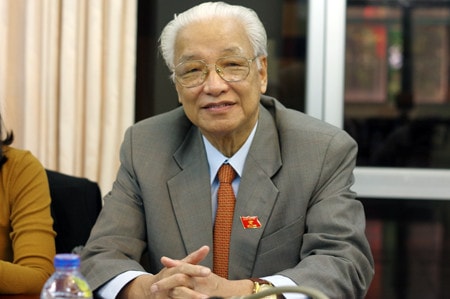 ĐBQH. TS Cao Sỹ Kiêm đang giao lưu cùng bạn đọc