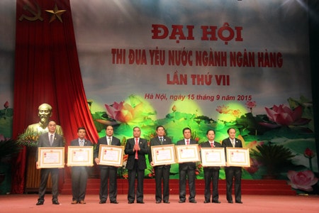 Ủy viên Bộ Chính trị, Thường trực Ban Bí thư Lê Hồng Anh trao tặng Huân chương Lao động cho các tập thể tại Đại hội Thi đua yêu nước ngành ngân hàng lần thứ VII Lãnh đạo TLĐ, Quân chủng Hải quân và NHNN cắt băng khánh thành nhà văn hóa đa năng trên đảo Núi Le A, quần đảo Trường Sa, tháng 4.2015