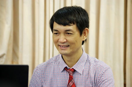 TS- BS Nguyễn Tuấn Lâm, Chuyên gia Tổ chức Y tế thế giới tại Việt Nam đang giao lưu cùng bạn đọc Ảnh: Duy Thông