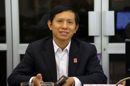 Phó trưởng Ban Tuyên giáo, Phó trưởng Ban Chỉ đạo Phòng, chống tác hại thuốc lá, Tổng liên đoàn Lao động Việt Nam Vũ Mạnh Tiêm đang giao lưu cùng bạn đọc Ảnh: Duy Thông