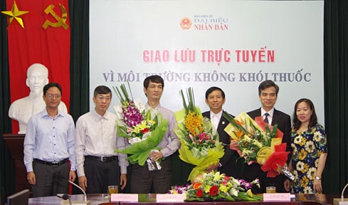 Phó tổng biên tập Báo ĐBND Nguyễn Quốc Thắng; Trưởng Ban Trị sự, Chủ tịch Công đoàn cơ sở Báo ĐBND Trần Thị Lan; Phó chủ tịch Công đoàn cơ quan VPQH Bùi Lê Minh chụp ảnh lưu niệm cùng khách mời tham gia giao lưu Ảnh: Duy Thông