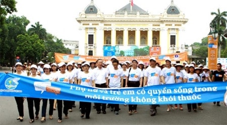 Lễ mít-tinh hưởng ứng Ngày Thế giới không thuốc lá và Tuần lễ Quốc gia không thuốc lá tại Quảng trường Nhà hát Lớn Hà Nội. Nguồn: suckhoedoisong.vn