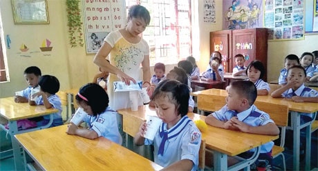 Trẻ em tại các trường tiểu học ở Nghĩa Đàn (Nghệ An) được cung cấp sữa tươi bổ sung vi chất dinh dưỡng TH school MILK trong nghiên cứu của Viện Dinh dưỡng TƯ