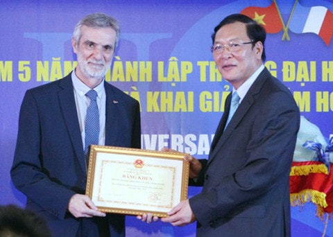 GS Patrick Boiron, Hiệu trưởng Trường USTH nhận bằng khen từ Bộ trưởng Bộ GD và ĐT Phạm Vũ Luận.