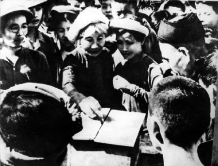 Nhân dân Hà Nội đi bỏ phiếu bầu ĐBQH ngày 6.1.1946