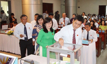 Các đại biểu HĐND tỉnh Đồng Nai bỏ phiếu miễn nhiệm và bầu chức danh HĐND, UBND Ảnh: C. Nghĩa