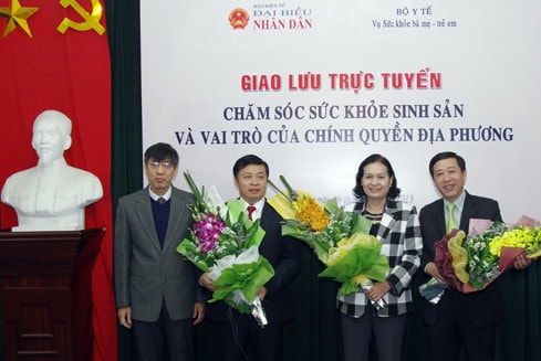 Phó tổng biên tập Báo Đại biểu Nhân dân Nguyễn Quốc Thắng tặng hoa các khách mời tham gia giao lưu Ảnh: Duy Thông