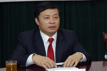 Thầy thuốc ưu tú, Ths - bác sỹ Lương Ngọc Trương - Giám đốc Trung tâm Chăm sóc SKSS Thanh Hóa đang giao lưu cùng bạn đọc Ảnh: Duy Thông