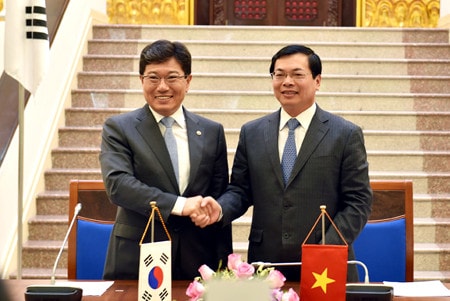 Bộ trưởng Bộ Công thương Vũ Huy Hoàng và Bộ trưởng Bộ Thương mại, Công nghiệp và Năng lượng Hàn Quốc Yoon Sang-jick tại Lễ ký kết chính thức Hiệp định VKFTA Ảnh: VGP/Nhật Bắc