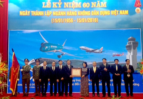 Ủy viên Bộ Chính trị, Phó chủ tịch Quốc hội Nguyễn Thị Kim Ngân trao Huân chương Lao động hạng Nhất cho Cục Hàng không dân dụng Việt Nam