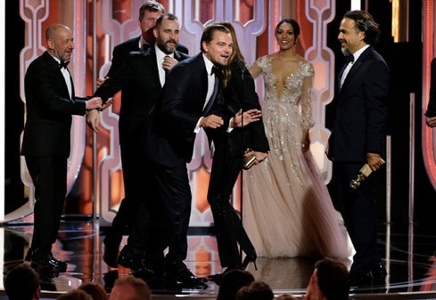 Đạo diễn Alejandro González Inarritu, Leonardo DiCaprio và đoàn làm phim nhận giải Quả cầu Vàng