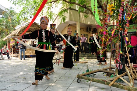 Lễ hội dâng hoa măng của dân tộc La Ha Ảnh: Duy Thông