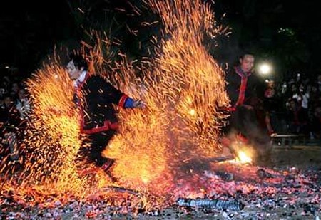 Lễ hội nhảy lửa của người Pà Thẻn Nguồn: ITN