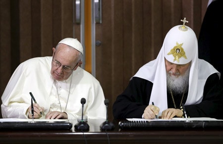 Đức Thượng phụ Kirill của Nga và Đức Giáo Hoàng Francis cùng ký Tuyên bố chung Nguồn: IBtimes