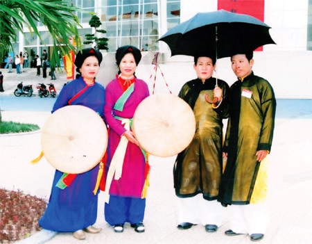 Ông Nguyễn Hữu Thoa (bên phải) cùng các liền anh, liền chị quan họ
