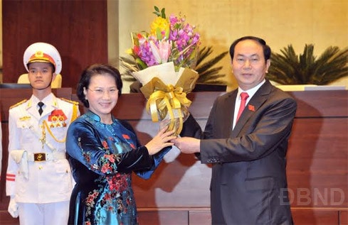 Chủ tịch QH Nguyễn Thị Kim Ngân tặng hoa chúc mừng tân Chủ tịch Nước Trần Đại Quang Ảnh: Lâm Hiển