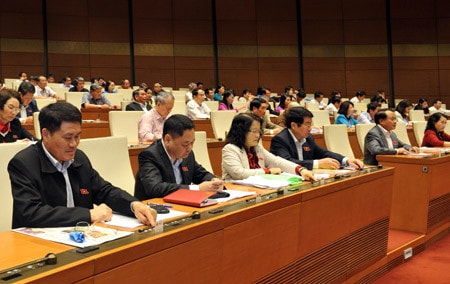 Các đại biểu bấm nút biểu quyết thông qua dự án Luật Thuế xuất khẩu, nhập khẩu (sửa đổi) Ảnh: Quang Khánh