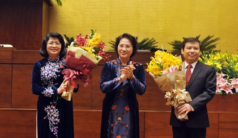 Chủ tịch QH Nguyễn Thị Kim Ngân tặng hoa Phó chủ tịch Nước Đặng Thị Ngọc Thịnh; Viện trưởng Viện Kiểm sát nhân dân tối cao Lê Minh Trí Ảnh: Quang Khánh