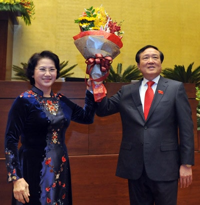 Chủ tịch QH Nguyễn Thị Kim Ngân tặng hoa Chánh án TANDTC Nguyễn Hòa Bình Ảnh: Quang Khánh