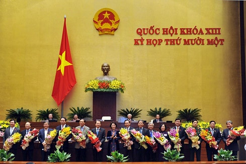 Chủ tịch QH Nguyễn Thị Kim Ngân tặng hoa hai Phó thủ tướng, một số Bộ trưởng và thành viên khác của Chính phủ vừa miễn nhiệm Ảnh: Quang Khánh