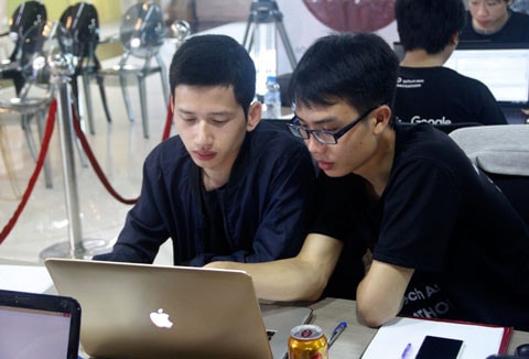 Nhờ đồng đội kiểm tra cùng Ảnh: Thanh Bình Nhờ đồng đội kiểm tra cùng Ảnh: Thanh Bình