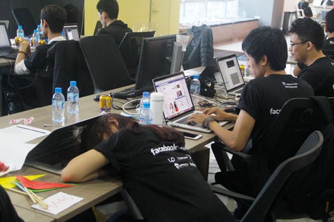 Ngủ ngay tại chỗ thi Ảnh: Thanh Bình Ngủ ngay tại chỗ thi Ảnh: Thanh Bình