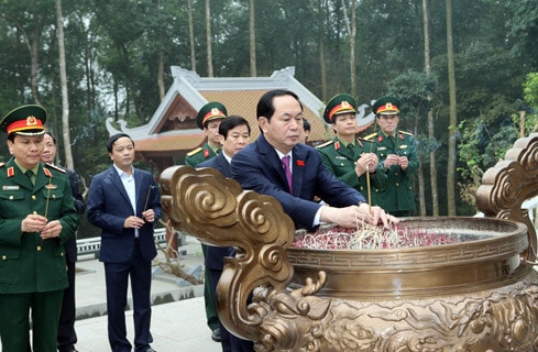 Chủ tịch dâng hương tưởng niệm Chủ tịch Hồ Chí Minh