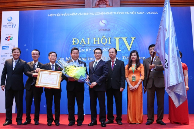 Phó Thủ tướng trao Huân chương Lao động hạng Nhì cho VINASA Ảnh: baochinhphu