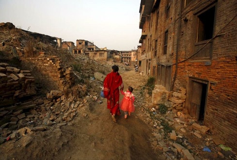 Người mẹ và con gái trên con đường ở Bhaktapur, nơi bị tàn phá trong thảm họa động đất năm 2015 (ảnh chụp tháng 3.2016) Nguồn: Reuters