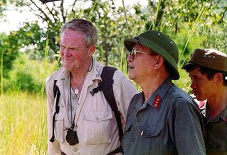 Thượng tướng Nguyễn Hữu An và Trung tướng Lục quân Mỹ Harold Moore thăm lại chiến trường Ia Đrăng năm xưa (Ảnh do gia đình cung cấp)