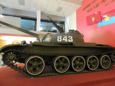 Xe tăng T54B số hiệu 843 do Trung úy - Đại đội trưởng Bùi Quang Thận chỉ huy dẫn đầu đội hình thọc sâu của Quân đoàn 2 đánh chiếm Dinh Độc Lập ngày 30.4.1975 Ảnh: Hà An