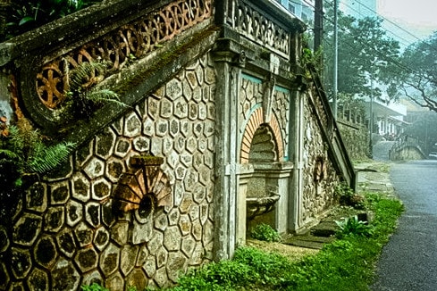 Nhà thờ đá Tam Đảo được xây dựng trên một triền đất cao Theo mô hình kiến trúc Gothic Từ khoảng sân rộng của nhà thờ, qua hàng ô cửa vòm rộng lớn là toàn cảnh thung lũng thị trấn Tam Đảo, một khu nghỉ dưỡng tuyệt đẹp của Miền Bắc Những bức tường đá tạo nên nét cổ kính trầm mặc Nhà thờ đá là địa điểm được nhiều cặp vợ chồng chọn làm nơi chụp ảnh cưới Nhà thờ đá là địa điểm được nhiều cặp vợ chồng chọn làm nơi chụp ảnh cưới Bên trong thánh đường, nơi hành lễ của giáo dân Những ô cửa sổ đẩm chất đạo thiên chúa