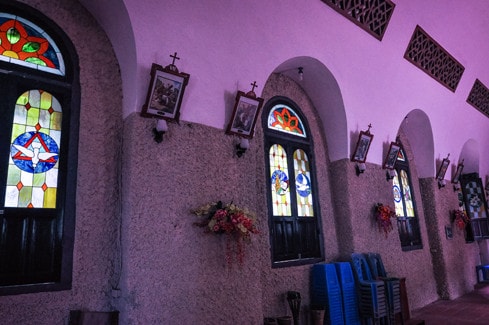 Nhà thờ đá Tam Đảo được xây dựng trên một triền đất cao Theo mô hình kiến trúc Gothic Từ khoảng sân rộng của nhà thờ, qua hàng ô cửa vòm rộng lớn là toàn cảnh thung lũng thị trấn Tam Đảo, một khu nghỉ dưỡng tuyệt đẹp của Miền Bắc Những bức tường đá tạo nên nét cổ kính trầm mặc Nhà thờ đá là địa điểm được nhiều cặp vợ chồng chọn làm nơi chụp ảnh cưới Nhà thờ đá là địa điểm được nhiều cặp vợ chồng chọn làm nơi chụp ảnh cưới Bên trong thánh đường, nơi hành lễ của giáo dân Những ô cửa sổ đẩm chất đạo thiên chúa