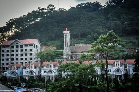 Nhà thờ đá Tam Đảo được xây dựng trên một triền đất cao Theo mô hình kiến trúc Gothic Từ khoảng sân rộng của nhà thờ, qua hàng ô cửa vòm rộng lớn là toàn cảnh thung lũng thị trấn Tam Đảo, một khu nghỉ dưỡng tuyệt đẹp của Miền Bắc Những bức tường đá tạo nên nét cổ kính trầm mặc Nhà thờ đá là địa điểm được nhiều cặp vợ chồng chọn làm nơi chụp ảnh cưới Nhà thờ đá là địa điểm được nhiều cặp vợ chồng chọn làm nơi chụp ảnh cưới Bên trong thánh đường, nơi hành lễ của giáo dân Những ô cửa sổ đẩm chất đạo thiên chúa