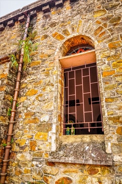 Nhà thờ đá Tam Đảo được xây dựng trên một triền đất cao Theo mô hình kiến trúc Gothic Từ khoảng sân rộng của nhà thờ, qua hàng ô cửa vòm rộng lớn là toàn cảnh thung lũng thị trấn Tam Đảo, một khu nghỉ dưỡng tuyệt đẹp của Miền Bắc Những bức tường đá tạo nên nét cổ kính trầm mặc Nhà thờ đá là địa điểm được nhiều cặp vợ chồng chọn làm nơi chụp ảnh cưới Nhà thờ đá là địa điểm được nhiều cặp vợ chồng chọn làm nơi chụp ảnh cưới Bên trong thánh đường, nơi hành lễ của giáo dân Những ô cửa sổ đẩm chất đạo thiên chúa