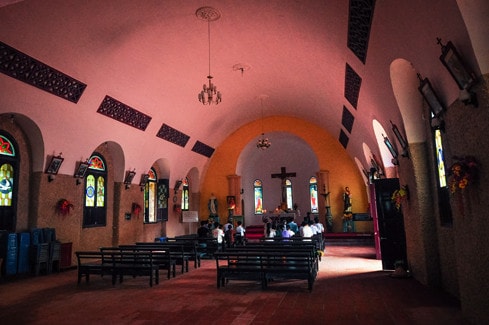 Nhà thờ đá Tam Đảo được xây dựng trên một triền đất cao Theo mô hình kiến trúc Gothic Từ khoảng sân rộng của nhà thờ, qua hàng ô cửa vòm rộng lớn là toàn cảnh thung lũng thị trấn Tam Đảo, một khu nghỉ dưỡng tuyệt đẹp của Miền Bắc Những bức tường đá tạo nên nét cổ kính trầm mặc Nhà thờ đá là địa điểm được nhiều cặp vợ chồng chọn làm nơi chụp ảnh cưới Nhà thờ đá là địa điểm được nhiều cặp vợ chồng chọn làm nơi chụp ảnh cưới Bên trong thánh đường, nơi hành lễ của giáo dân Những ô cửa sổ đẩm chất đạo thiên chúa