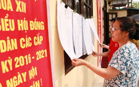 Người dân xem danh sách đại biểu ứng cử Ảnh: KTĐT